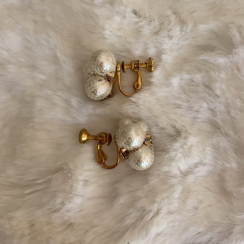 Vintage pearl gold tone screwback earrings